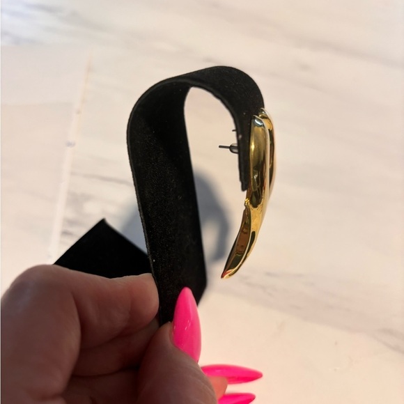 Retro vintage large gold tone pierced earrings - Picture 2 of 7